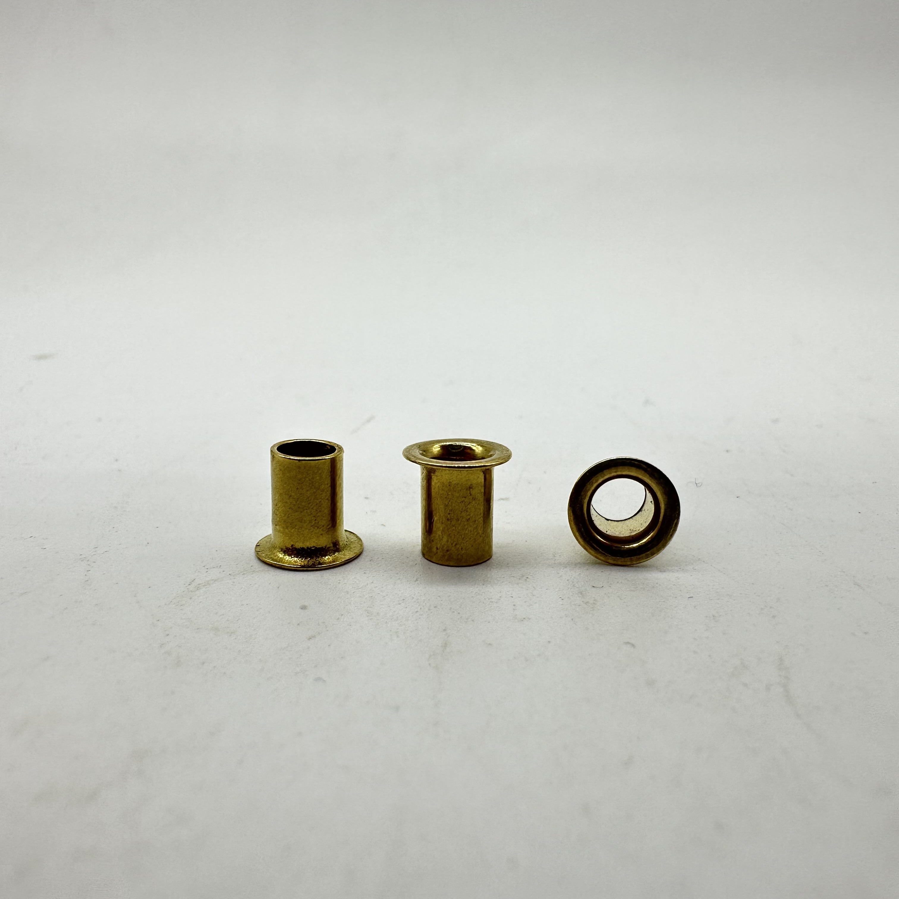 Remache tubular de latón DIN7340 H65 4,8x7 en stock