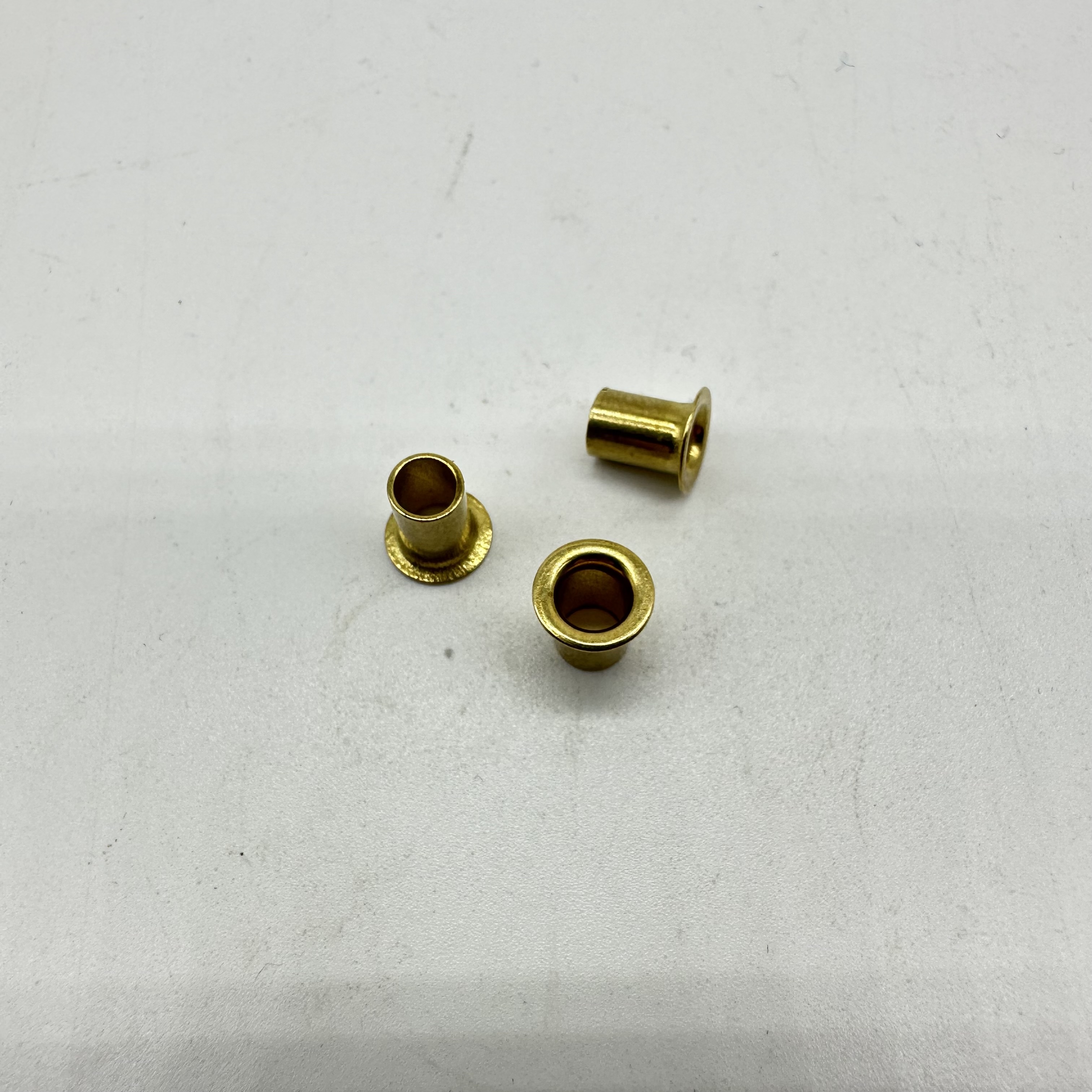 Remache tubular de latón DIN7340 H65 4,8x7 en stock