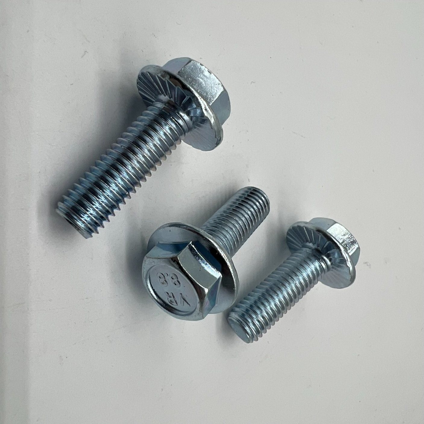 DIN6921 M10X30 Tornillo de cabeza de brida hexagonal Tornillo de brida Cl8.8
