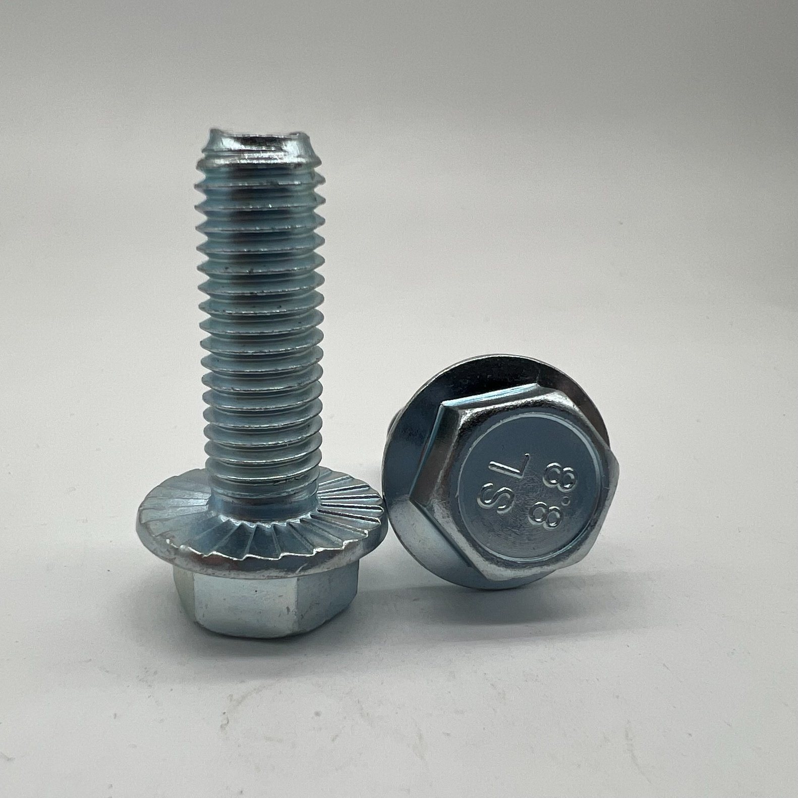 En1665 M12X25 Perno de brida hexagonal Tornillo de brida Dentado Cl8.8