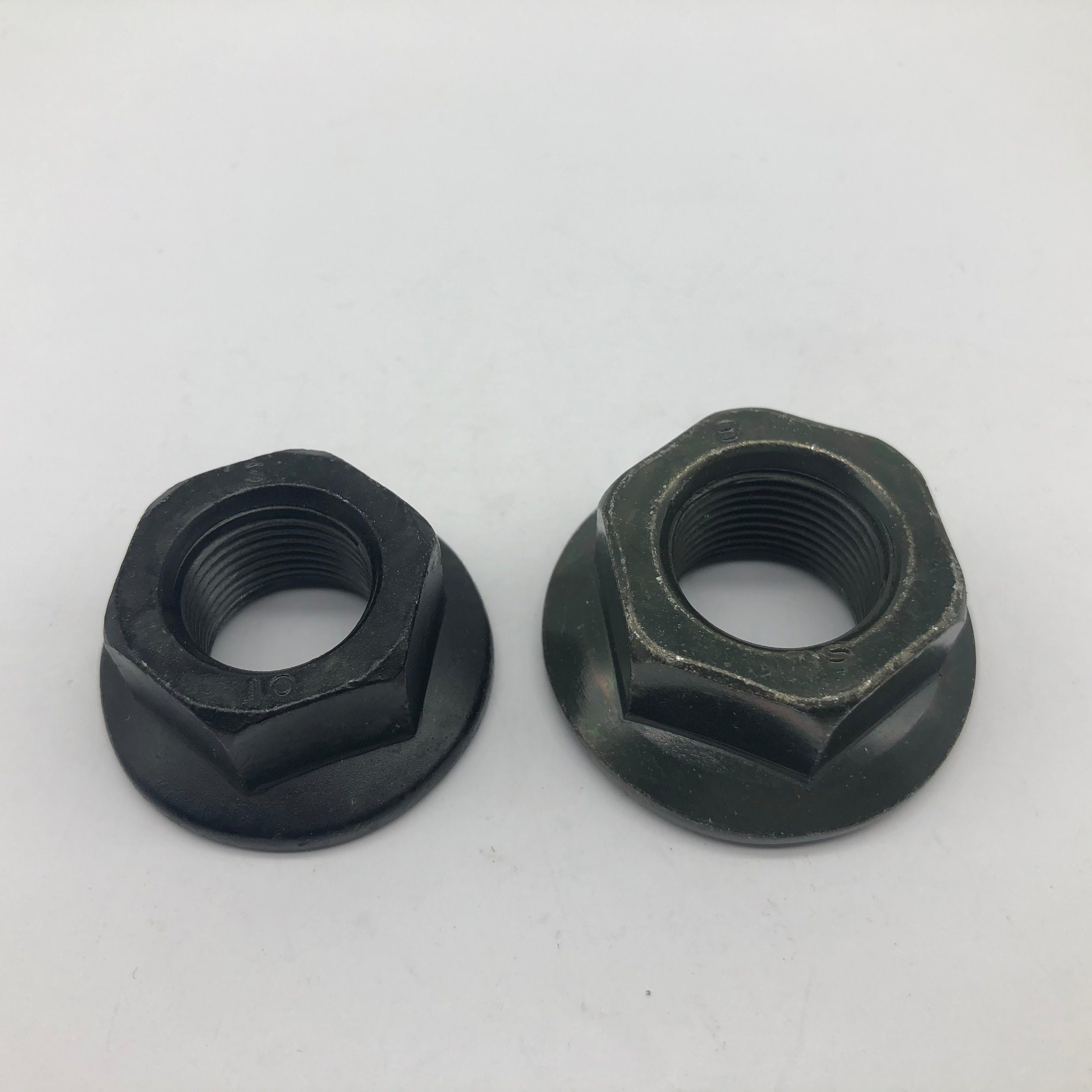 Tuerca con reborde M18X1.25 DIN6923 Cl10 Recubrimiento en escamas de zinc negro