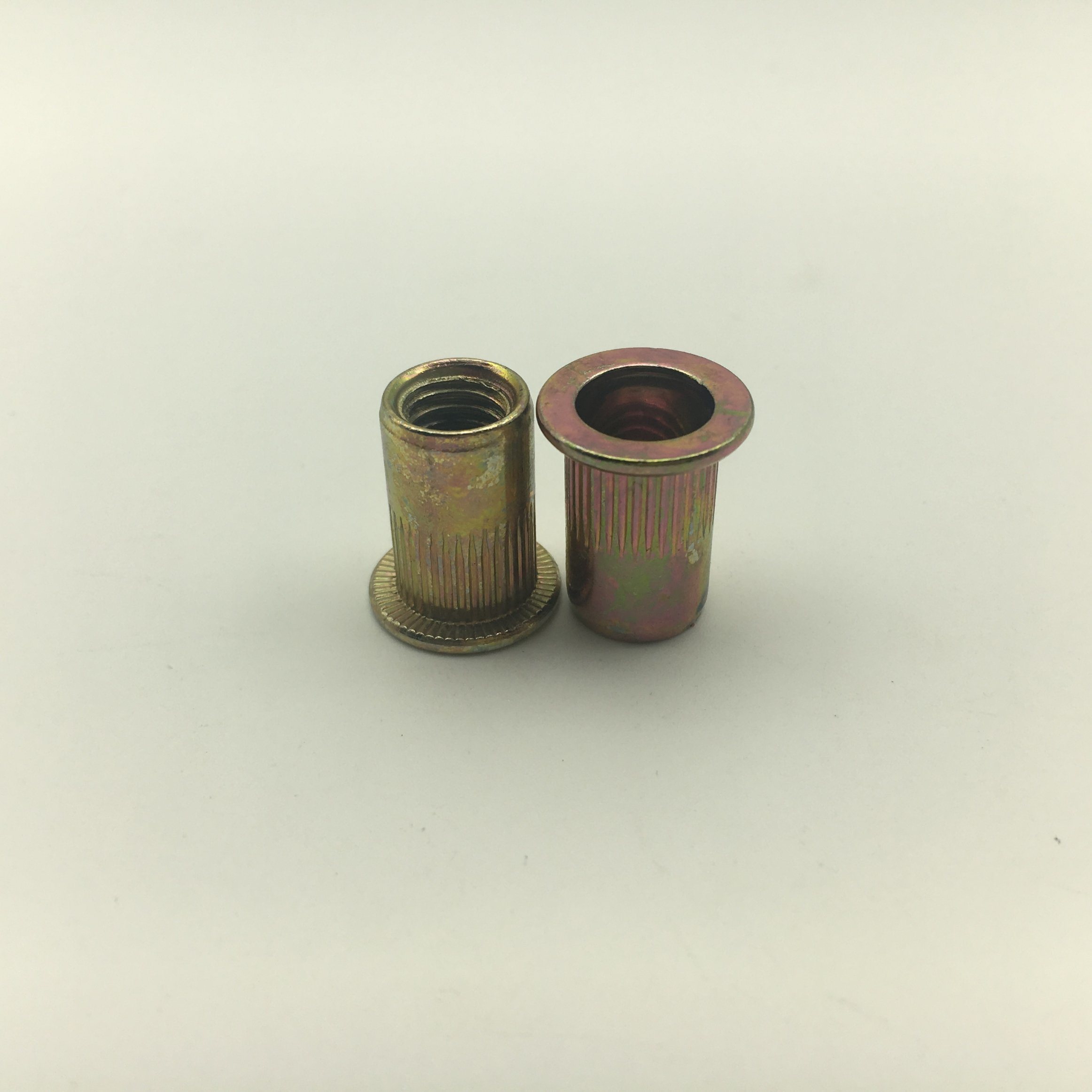 Tuercas remachables con vástago moleteado y extremo abierto de cabeza plana