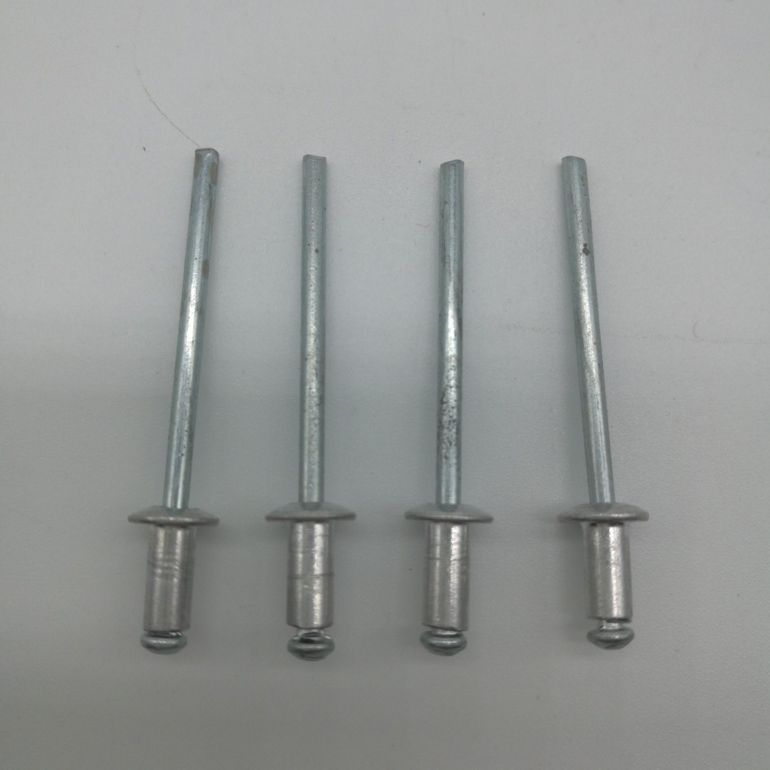 Moleteado de remache ciego de remache pop de zinc de acero