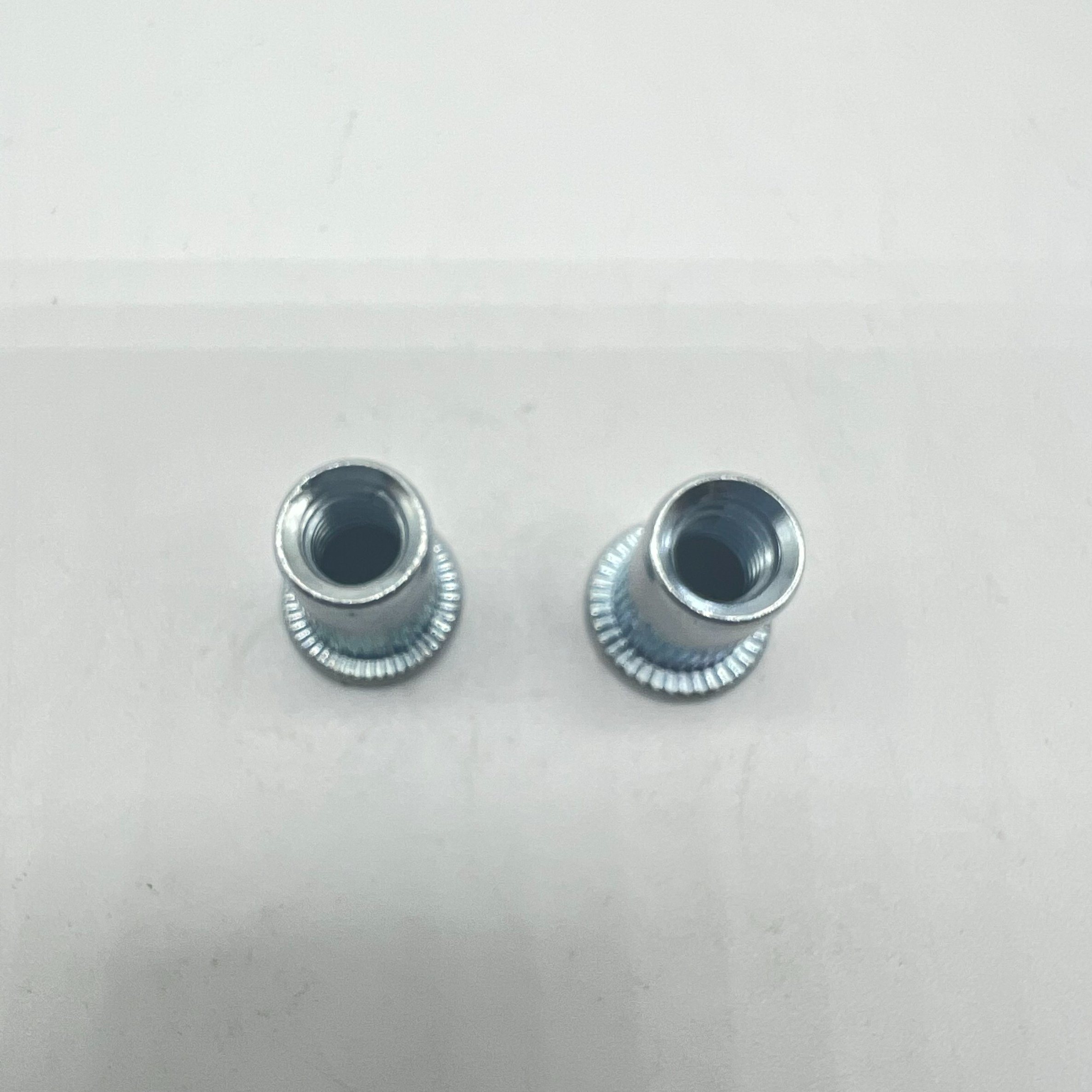 Tuerca remachable M6 River Cuerpo moleteado de cabeza plana Zp