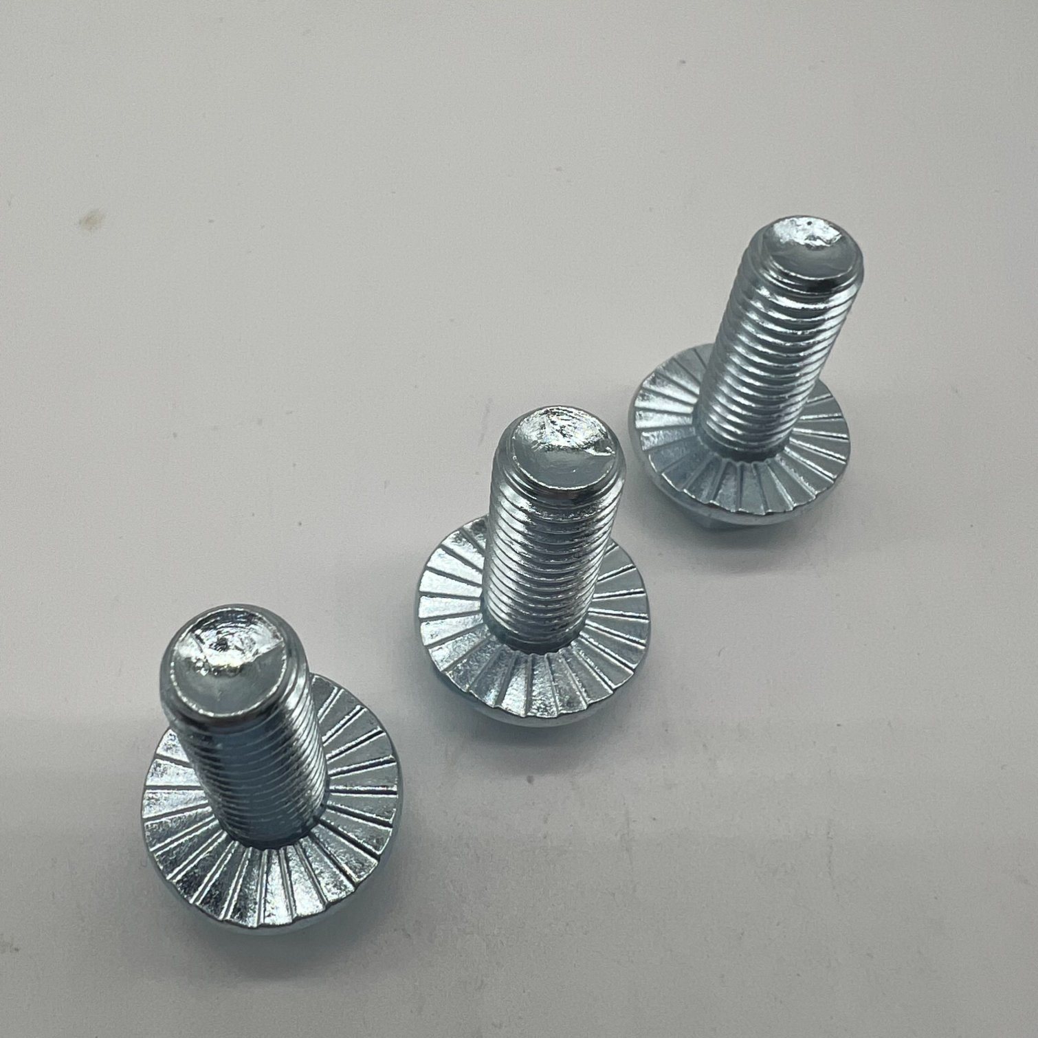 Perno de cabeza hexagonal con brida DIN6921 M10X25 con dentado 24 Cl8.8