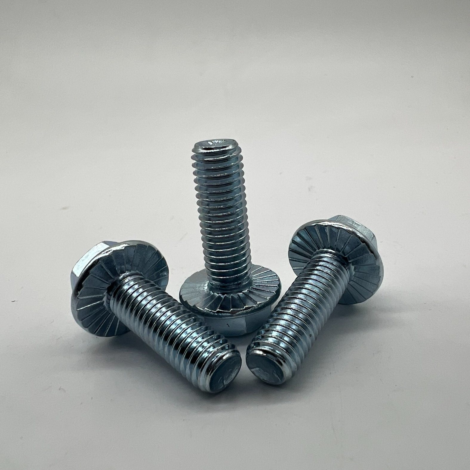 DIN6921 M10X30 Tornillo de cabeza de brida hexagonal Tornillo de brida Cl8.8