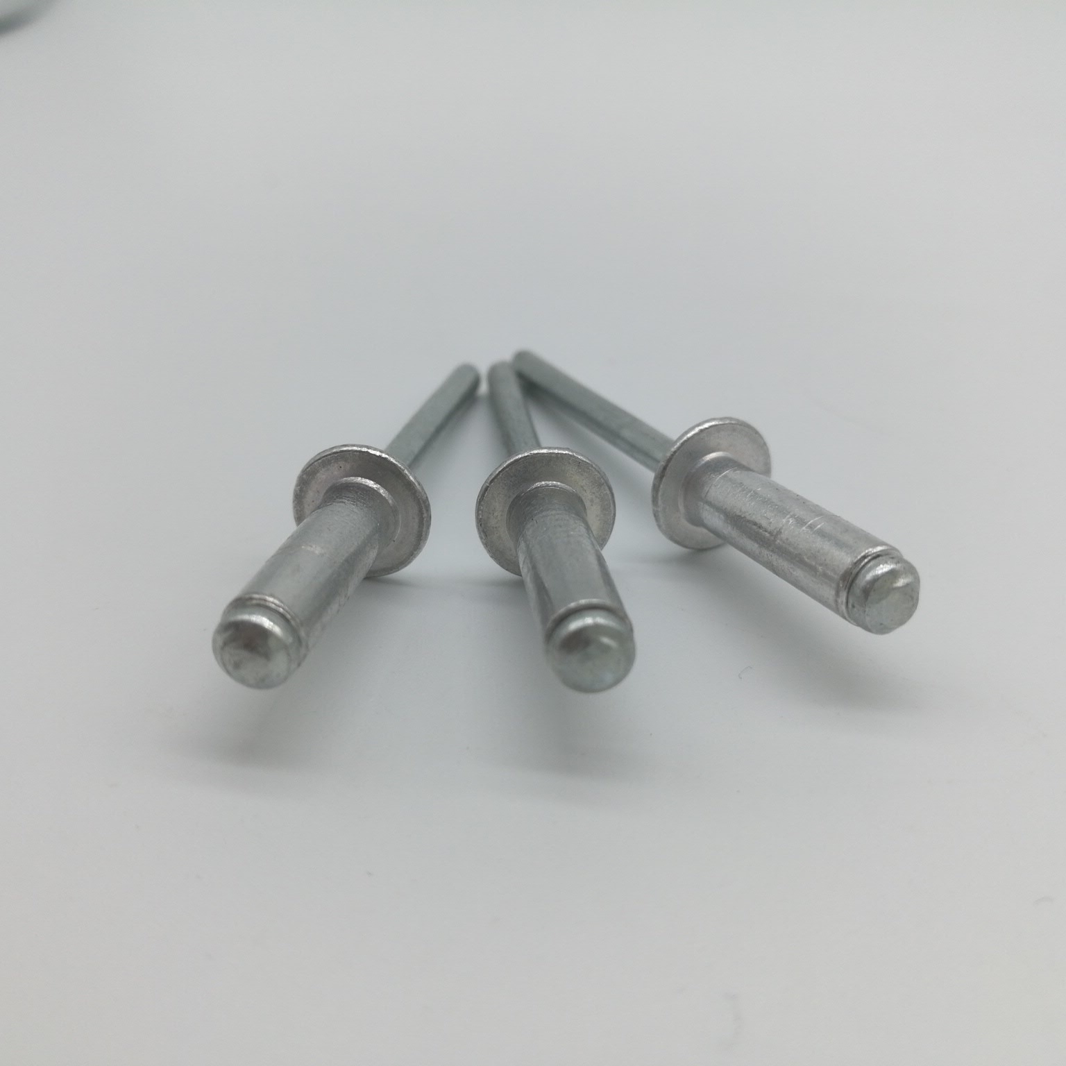 Moleteado de remache ciego de remache pop de zinc de acero