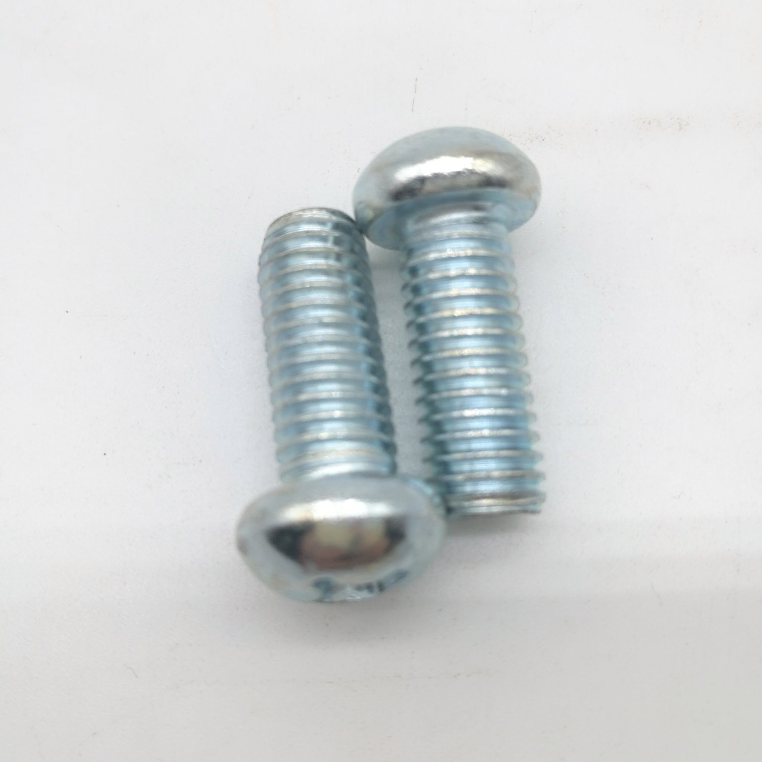Tornillo de máquina con cabeza de seta empotrado en cruz DIN7985