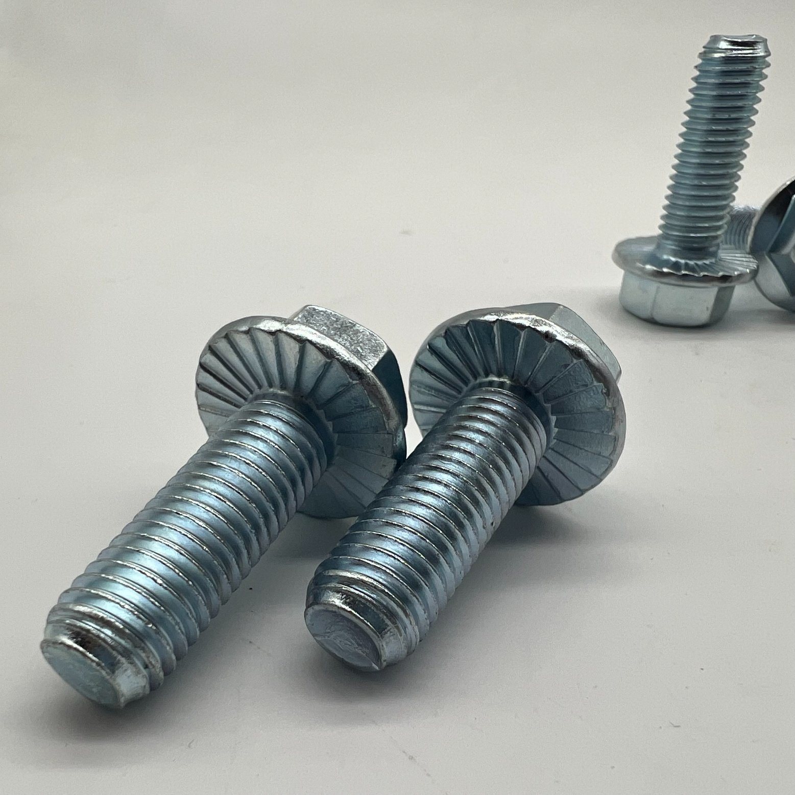 En1665 M12X25 Perno de brida hexagonal Tornillo de brida Dentado Cl8.8