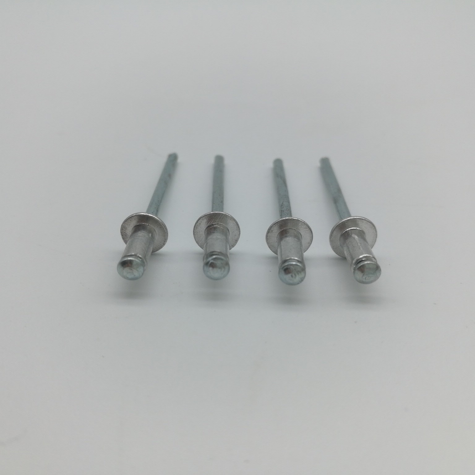 Moleteado de remache ciego de remache pop de zinc de acero