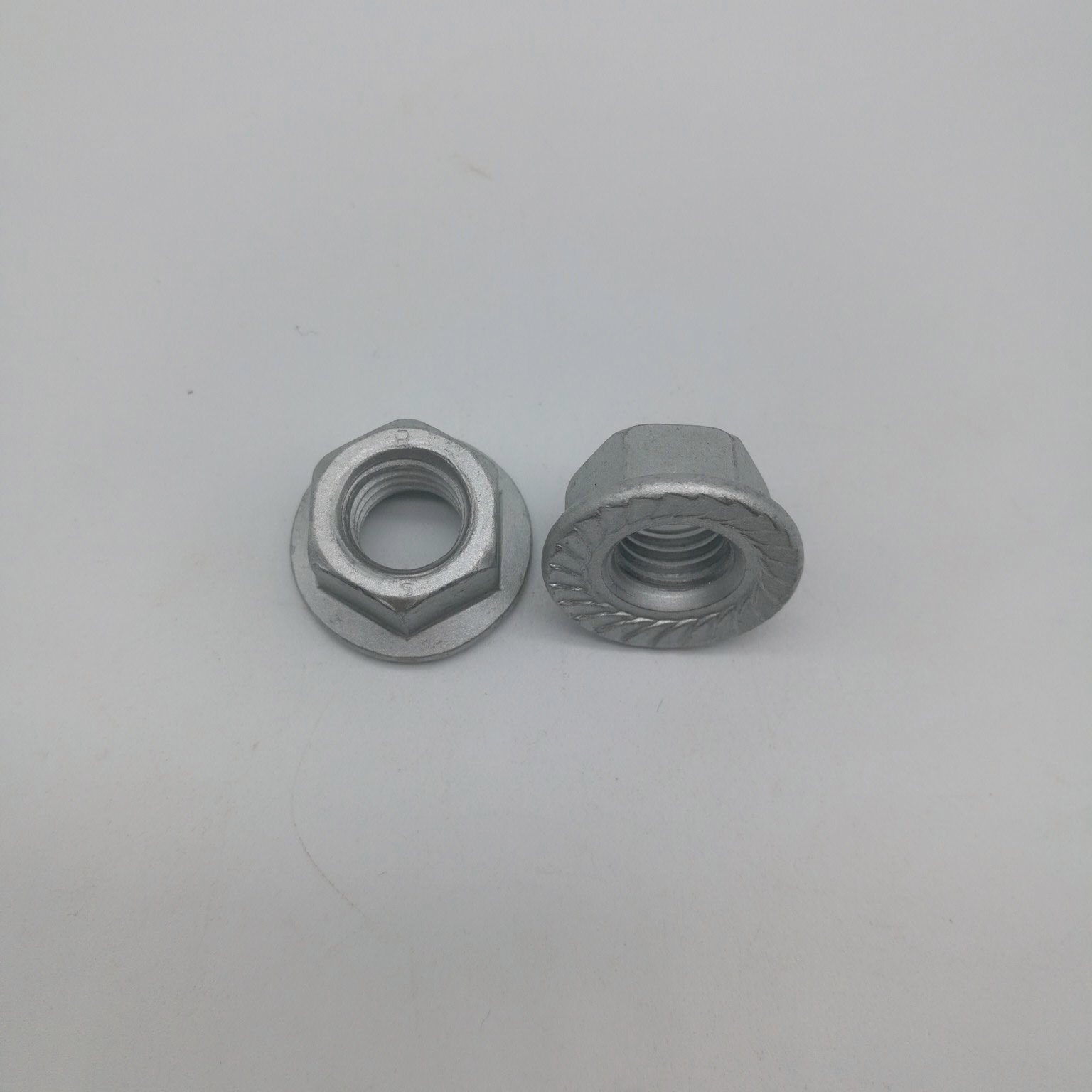 Tuerca con brida dentada DIN6923 Tuerca hexagonal con brida