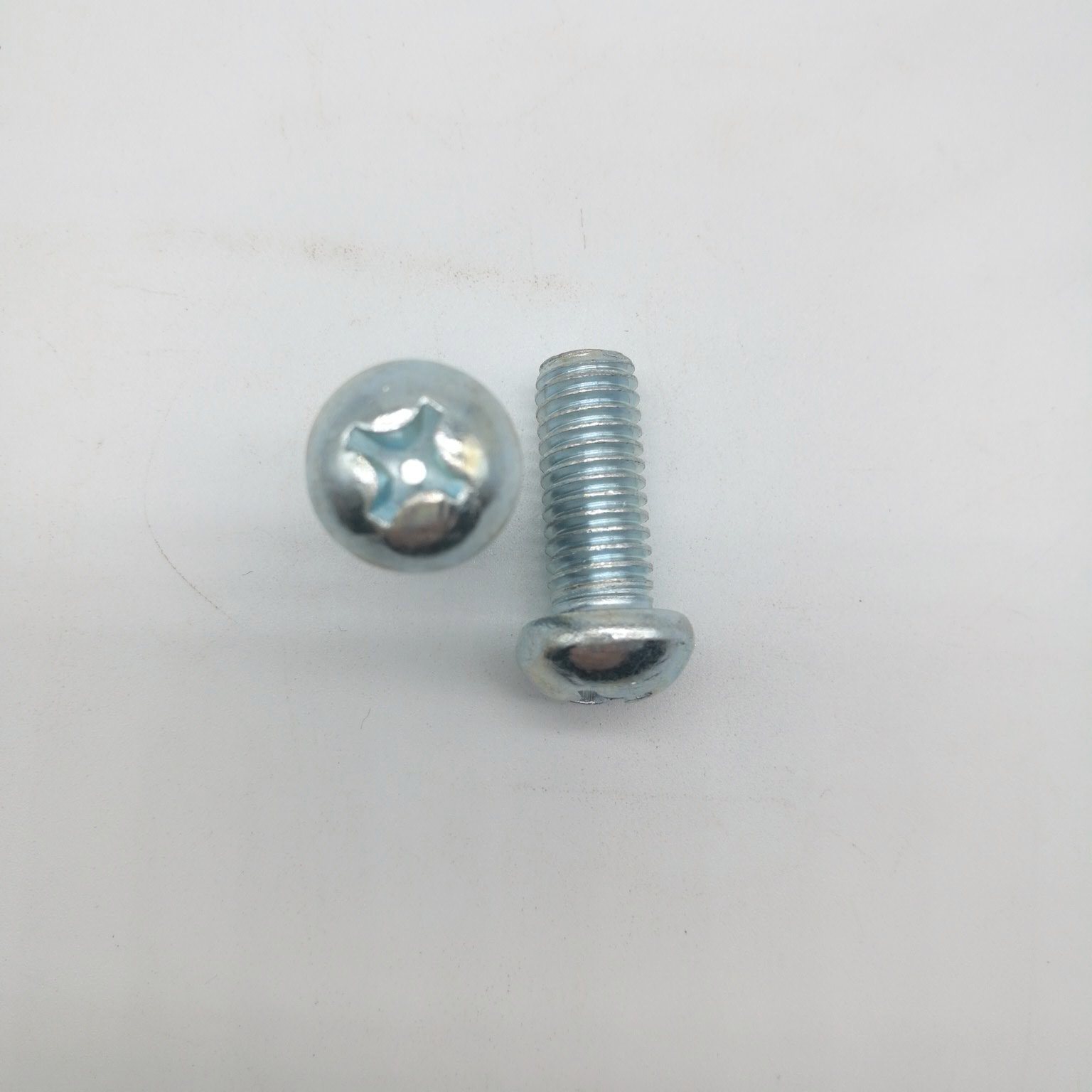 Tornillo de máquina con cabeza de seta empotrado en cruz DIN7985