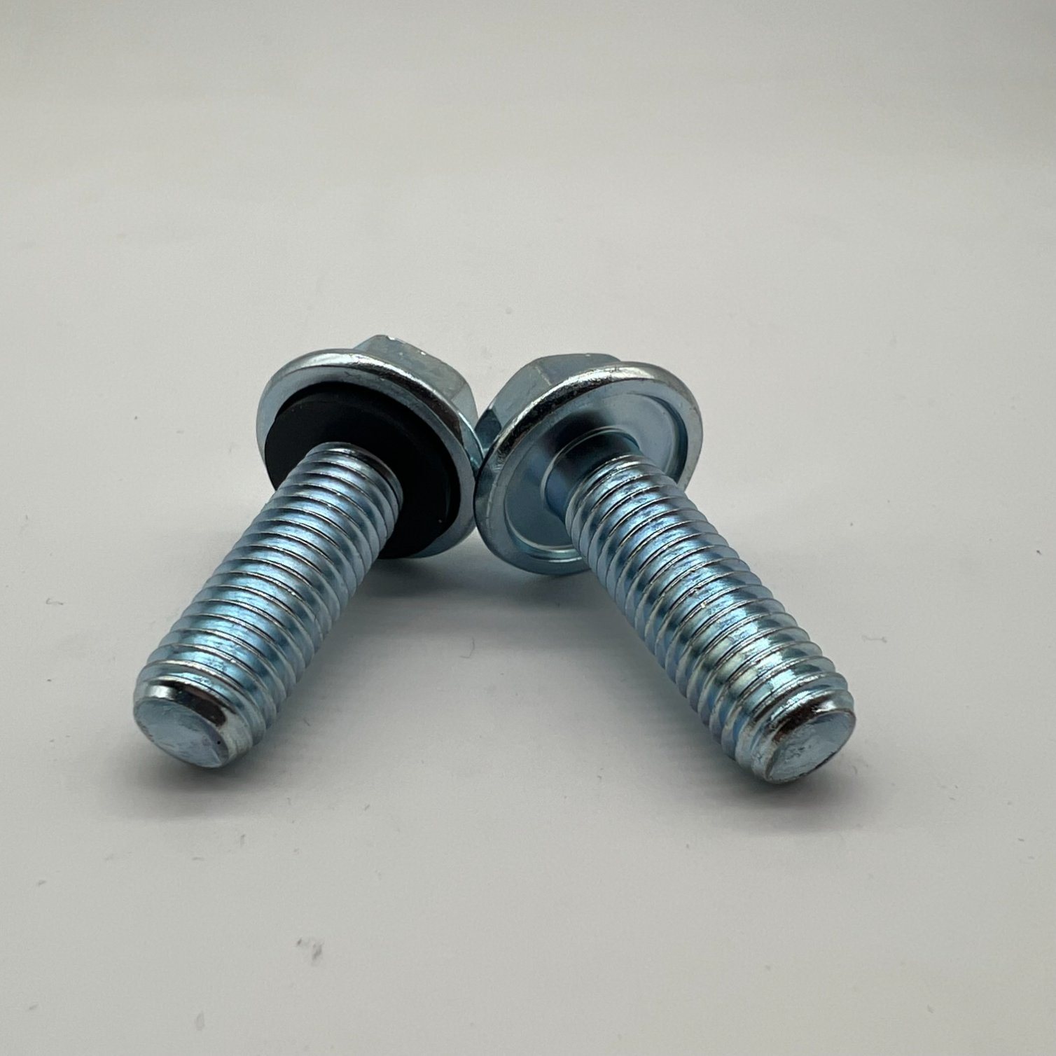 Perno de brida hexagonal DIN6921 M10X30 para silos con arandela de goma
