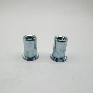Tuerca remachable M6 River Cuerpo moleteado de cabeza plana Zp