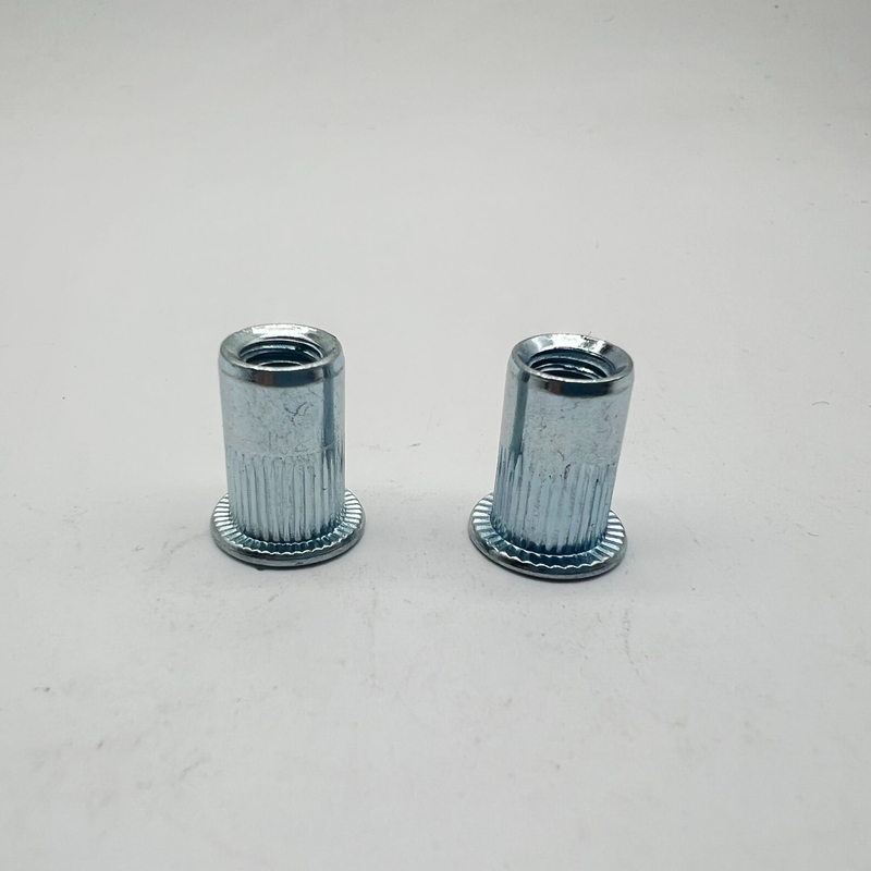 Tuerca remachable M6 River Cuerpo moleteado de cabeza plana Zp