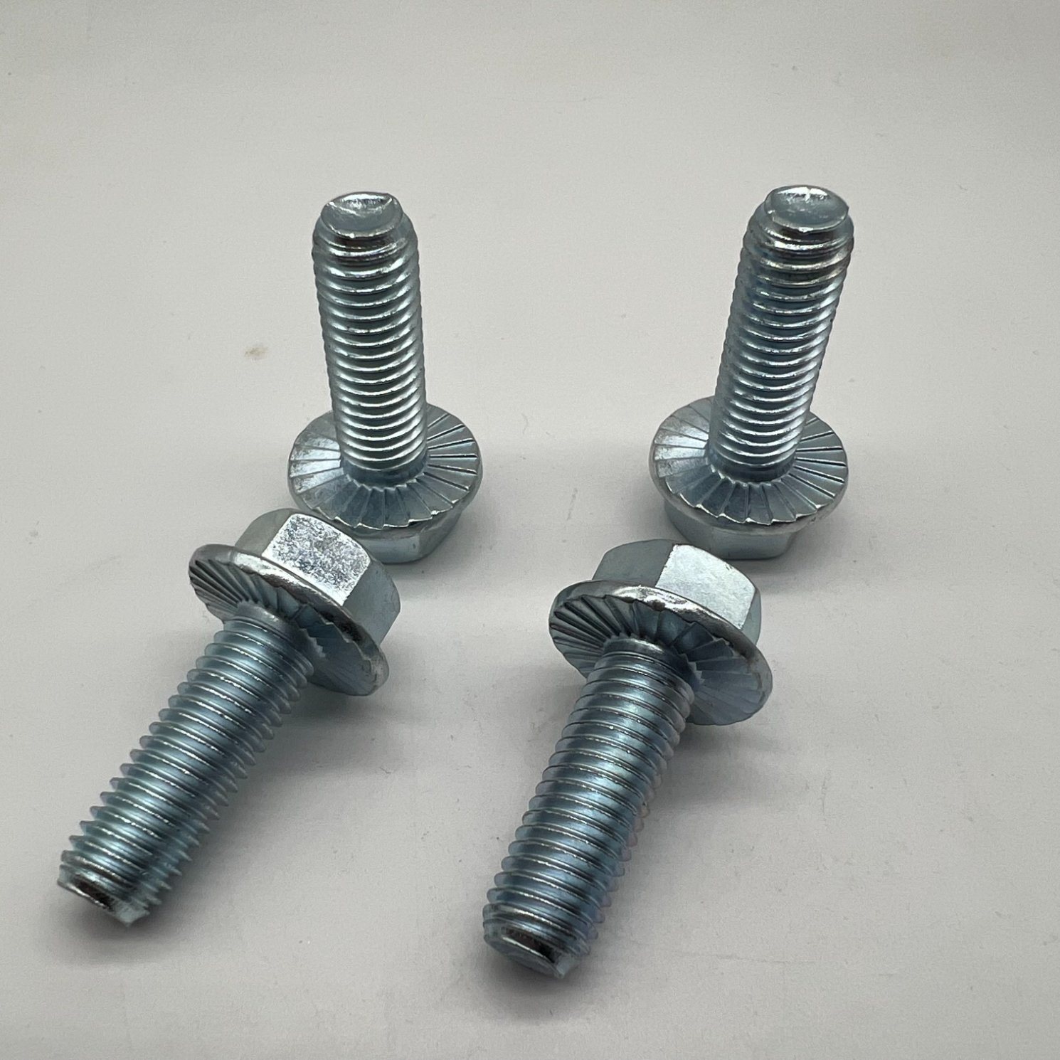 En1665 M12X25 Perno de brida hexagonal Tornillo de brida Dentado Cl8.8