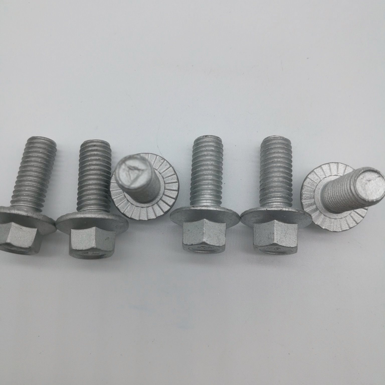 EN1665 Tornillo de brida hexagonal Geomet 500 en escamas de zinc