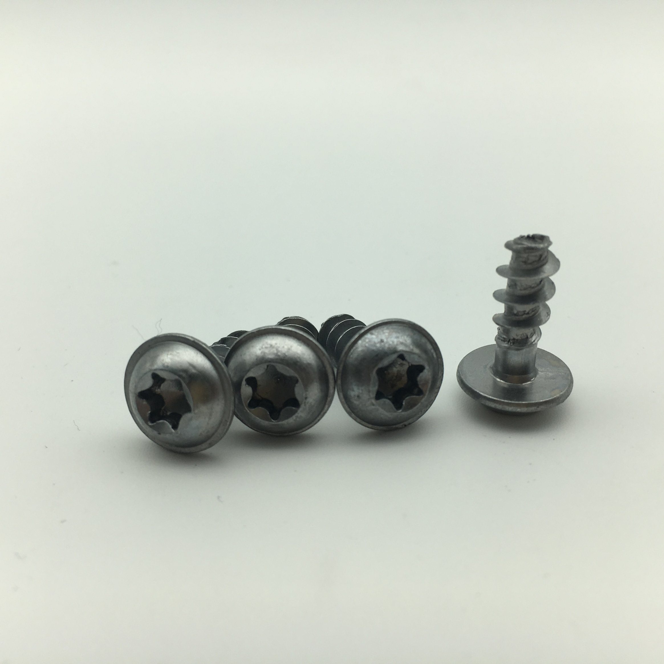 Tornillo autorroscante de cabeza de botón plano empotrado Bobes