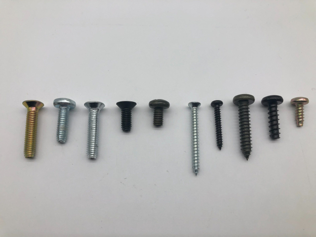 Tornillos autorroscantes de cabeza plana Phillips DIN7981 con zinc amarillo