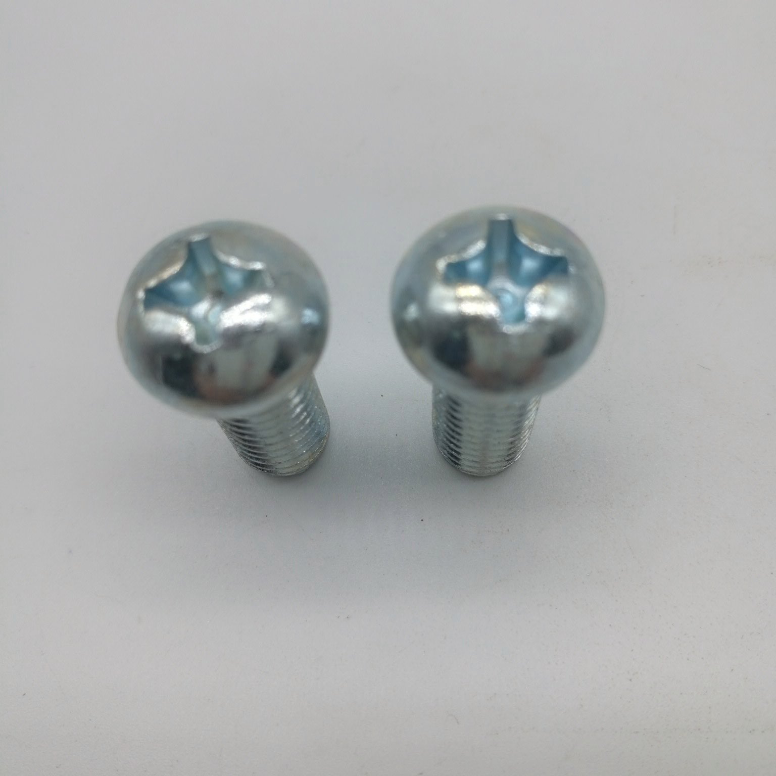 Tornillo de máquina con cabeza de seta empotrado en cruz DIN7985