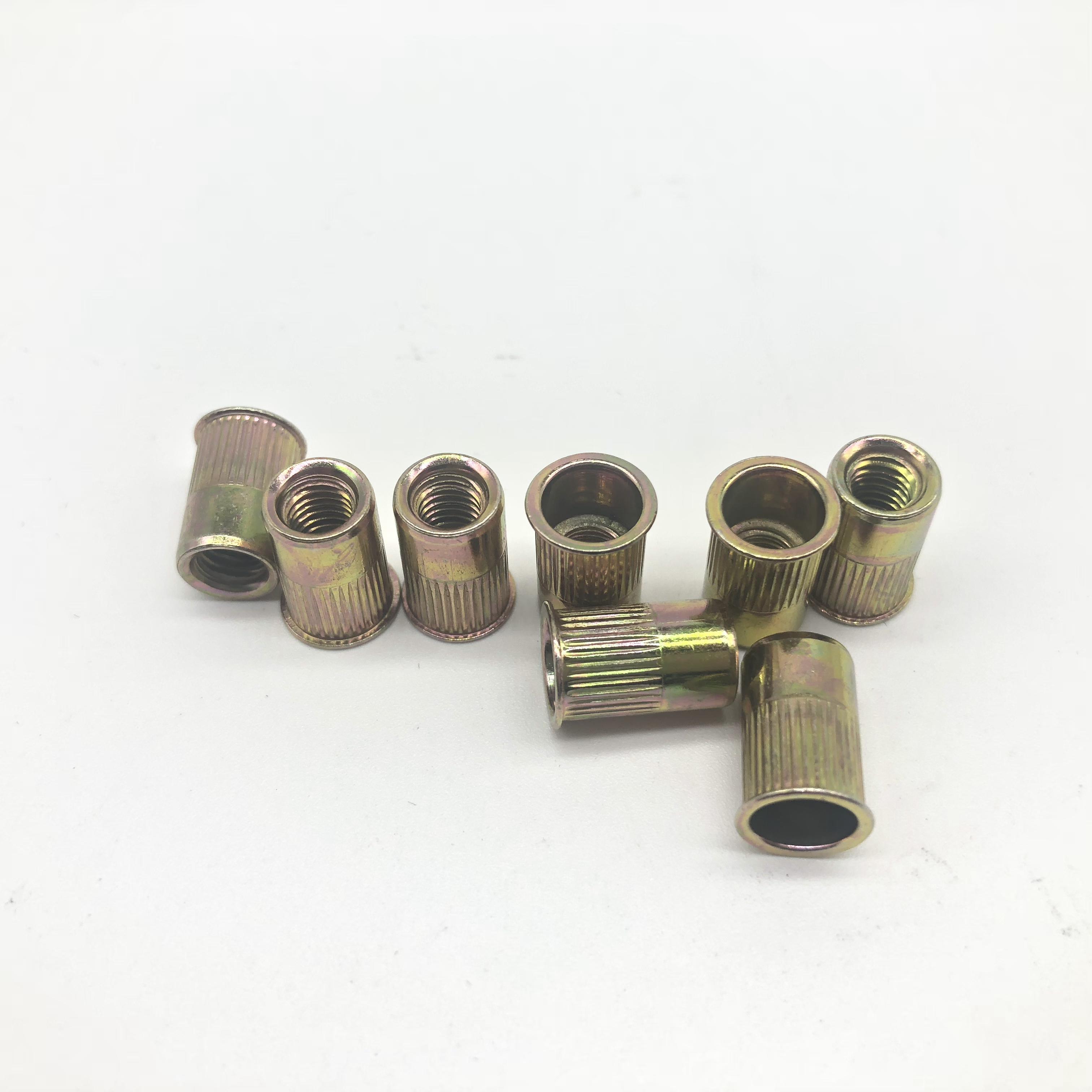 Tuercas remachables con vástago moleteado y extremo abierto de cabeza plana